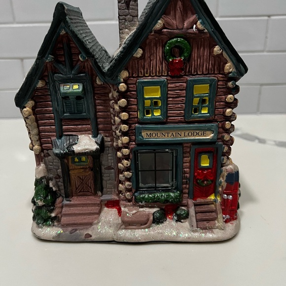 LIGHTED PORCELAIN MINI CHRISTMAS "MOUNTAIN LODGE" - Picture 3 of 9